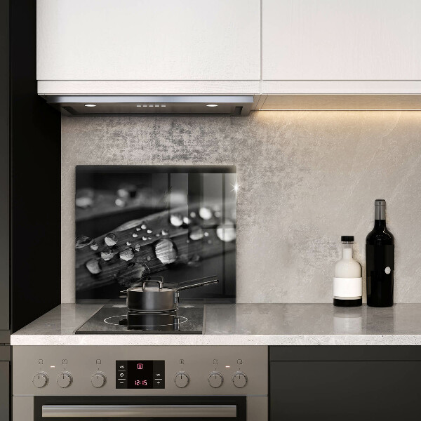 Chopping board Drops of dew on the leaves