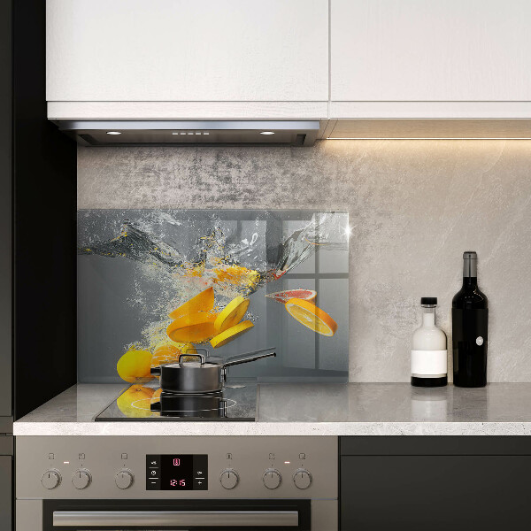 Chopping board Lemons in water