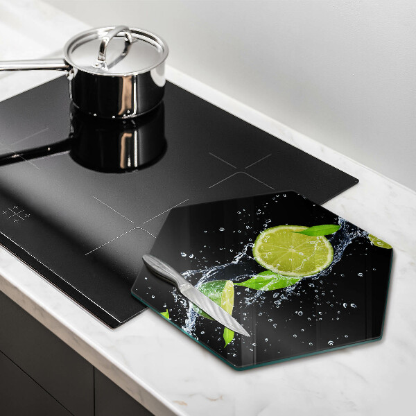 Chopping board Juicy lime in water