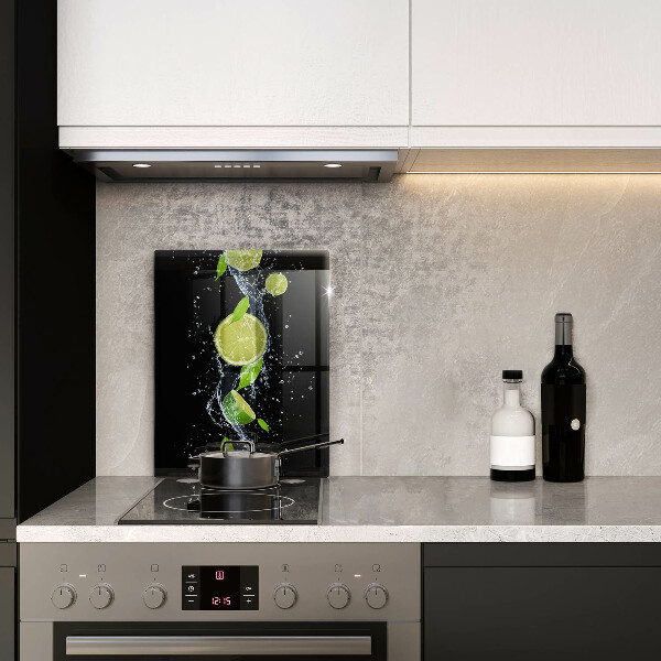 Glass worktop saver Juicy lime in water